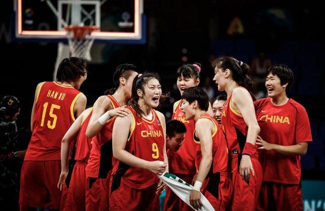 中国男篮vs 11班的女篮